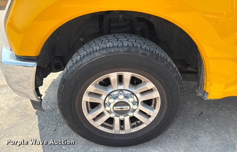 image for item EU2222 2019 Ford F350 Super Duty  utility bed pickup truck