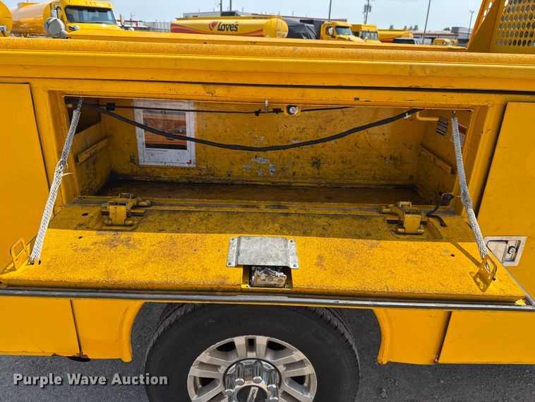 image for item EU2223 2019 Ford F350 Super Duty utility bed pickup truck