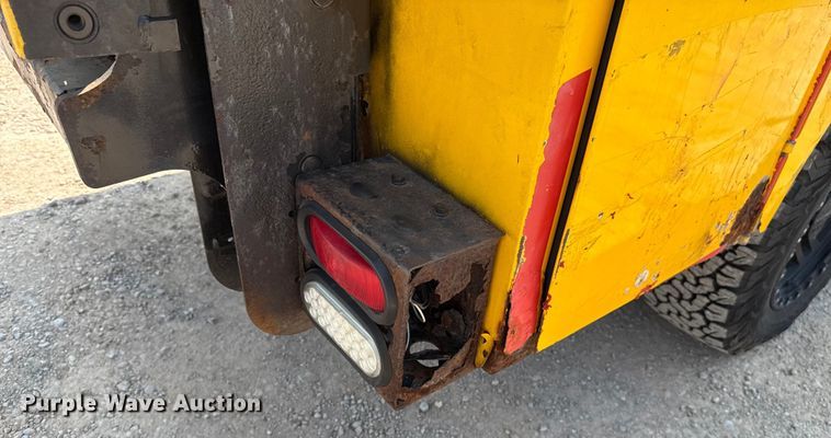 image for item EU2225 2015 Chevrolet Silverado 3500HD utility bed pickup truck