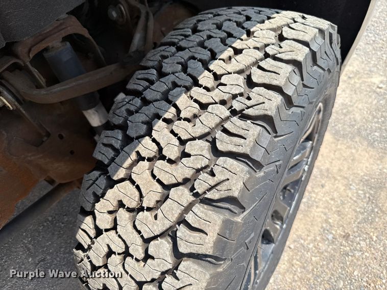 image for item EU2225 2015 Chevrolet Silverado 3500HD utility bed pickup truck