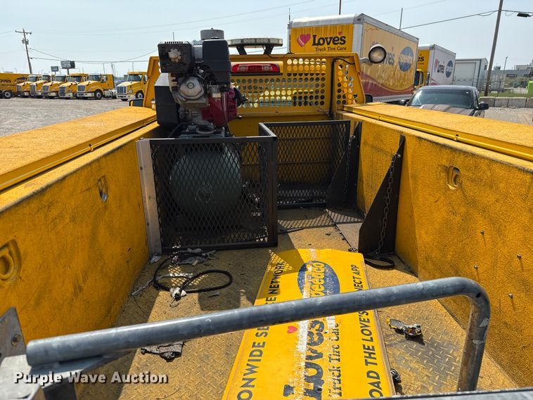 image for item EU2227 2018 Chevrolet Silverado 3500HD utility bed pickup truck