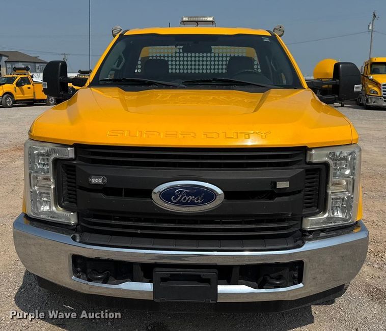 image for item EU2231 2018 Ford F350 Super Duty utility bed pickup truck