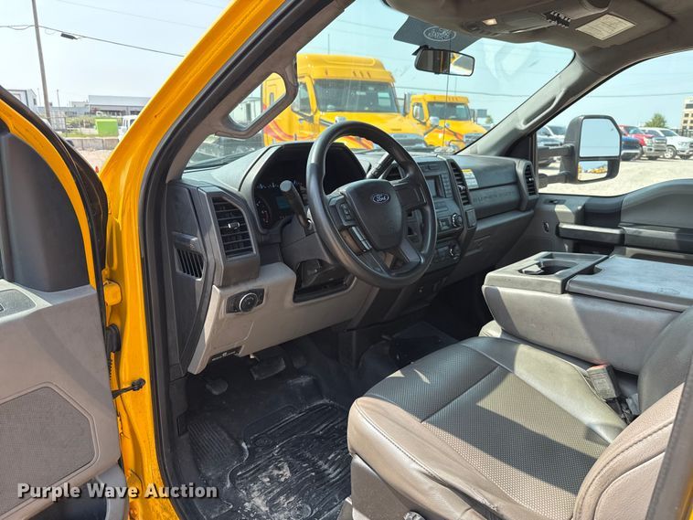 image for item EU2231 2018 Ford F350 Super Duty utility bed pickup truck