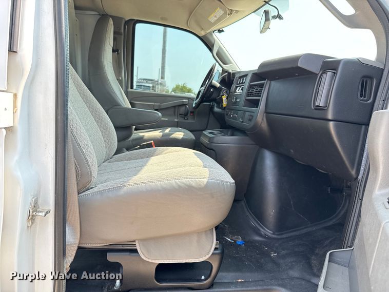 image for item EU2232 2016 Chevrolet Express 2500 van