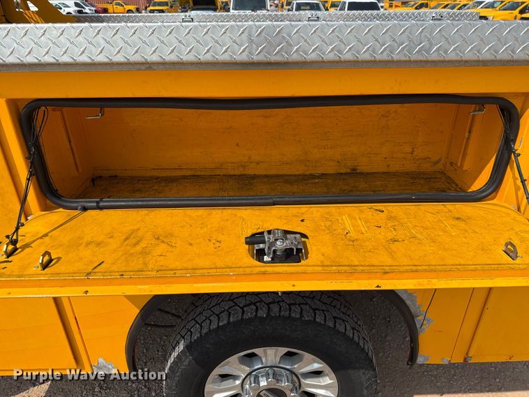 image for item EU2233 2020 Ford F350 Super Duty utility bed pickup truck