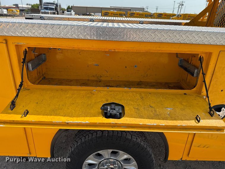 image for item EU2233 2020 Ford F350 Super Duty utility bed pickup truck