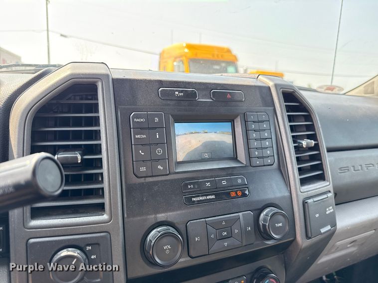 image for item EU2233 2020 Ford F350 Super Duty utility bed pickup truck