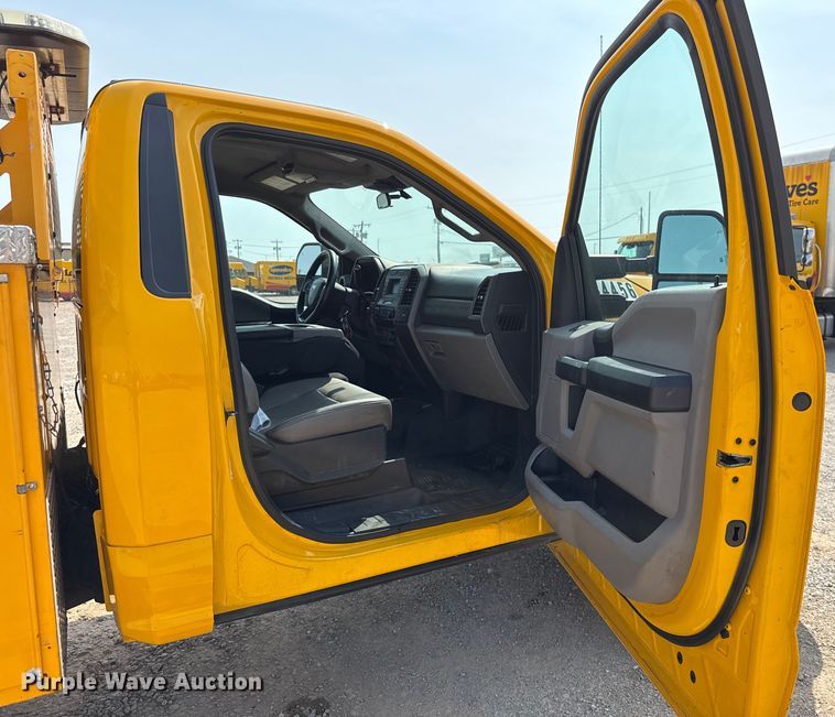 image for item EU2233 2020 Ford F350 Super Duty utility bed pickup truck