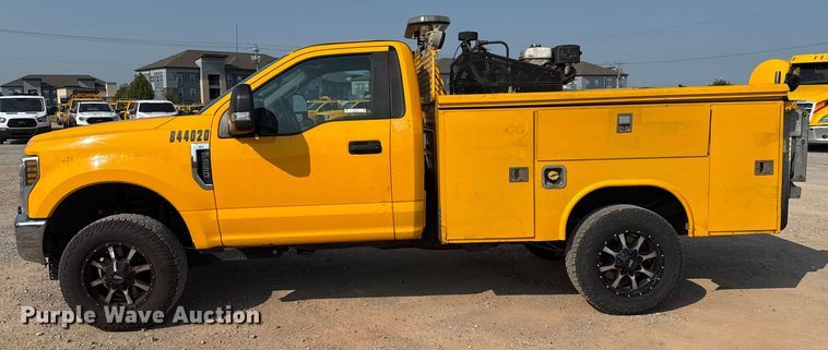 image for item EU2235 2018 Ford F350 Super Duty utility bed pickup truck