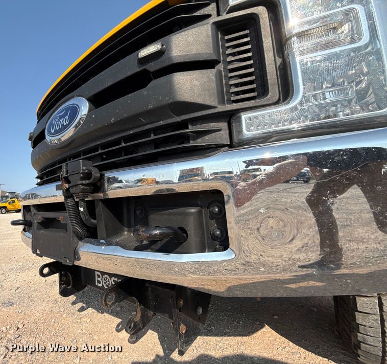 image for item EU2235 2018 Ford F350 Super Duty utility bed pickup truck