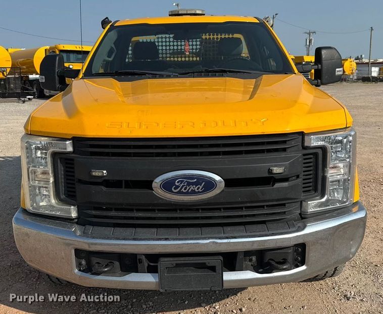 image for item EU2239 2018 Ford F350 Super Duty utility bed pickup truck