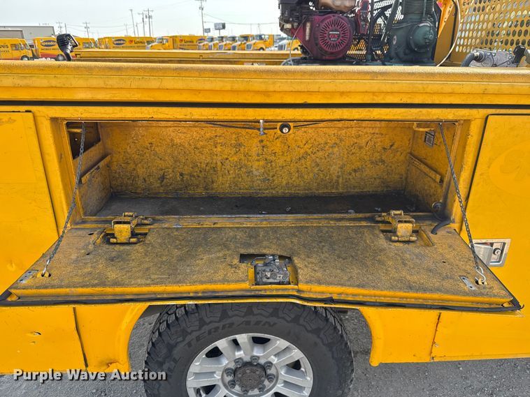 image for item EU2239 2018 Ford F350 Super Duty utility bed pickup truck