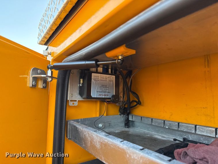 image for item EU2242 2022 Ford F350 Super Duty utility bed pickup truck