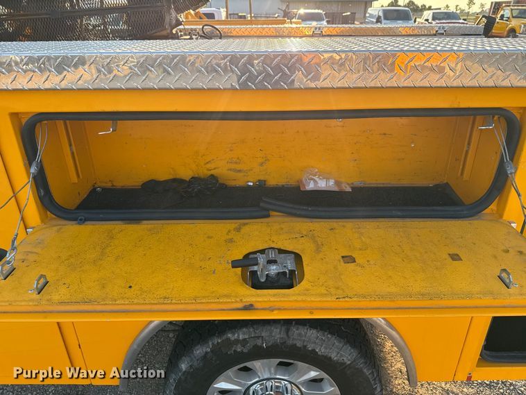 image for item EU2242 2022 Ford F350 Super Duty utility bed pickup truck