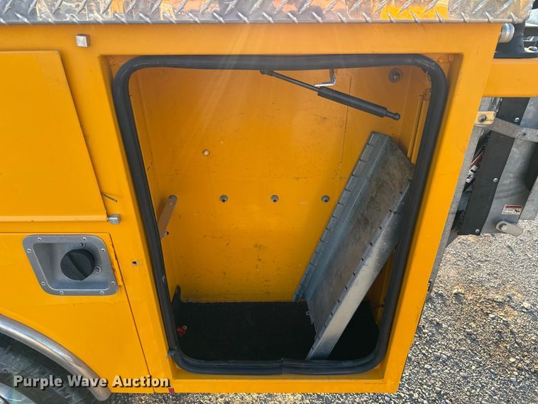 image for item EU2242 2022 Ford F350 Super Duty utility bed pickup truck