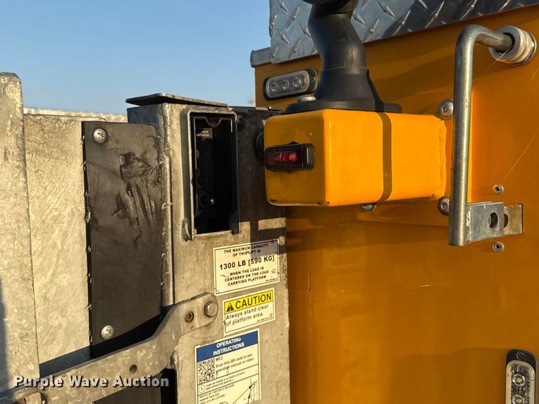 image for item EU2242 2022 Ford F350 Super Duty utility bed pickup truck