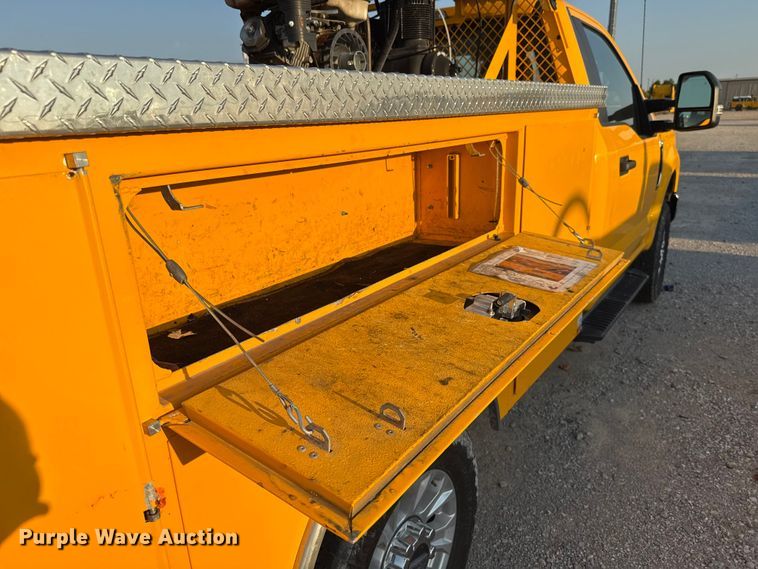 image for item EU2242 2022 Ford F350 Super Duty utility bed pickup truck