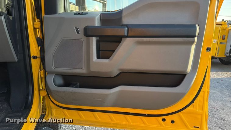 image for item EU2242 2022 Ford F350 Super Duty utility bed pickup truck