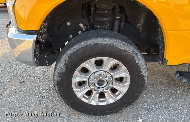 image for item EU2242 2022 Ford F350 Super Duty utility bed pickup truck