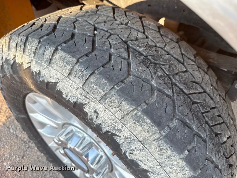 image for item EU2242 2022 Ford F350 Super Duty utility bed pickup truck