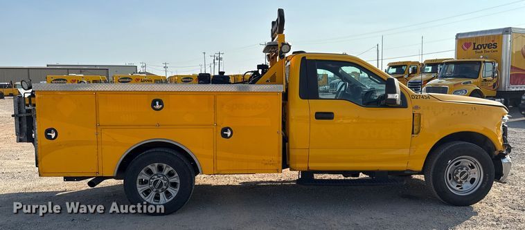 image for item EU2243 2022 Ford F350 Super Duty utility bed pickup truck