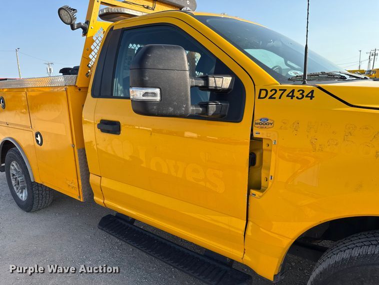 image for item EU2243 2022 Ford F350 Super Duty utility bed pickup truck