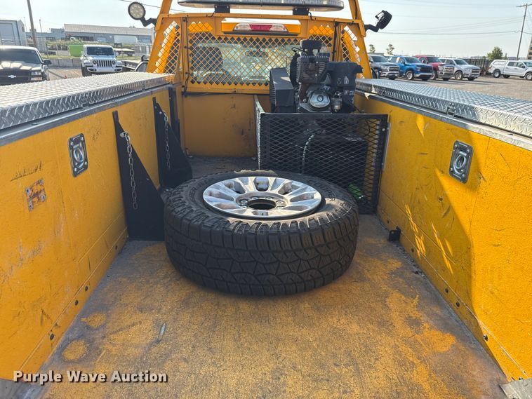 image for item EU2243 2022 Ford F350 Super Duty utility bed pickup truck