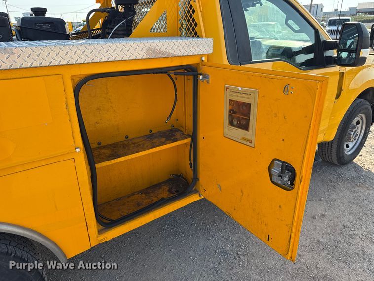 image for item EU2243 2022 Ford F350 Super Duty utility bed pickup truck