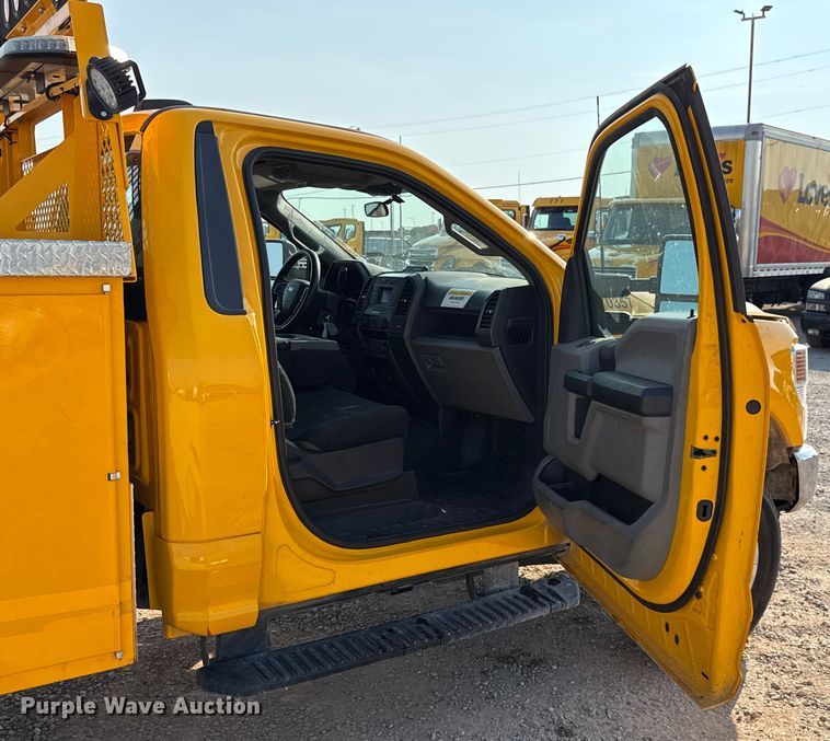 image for item EU2244 2022 Ford F350 Super Duty utility bed pickup truck