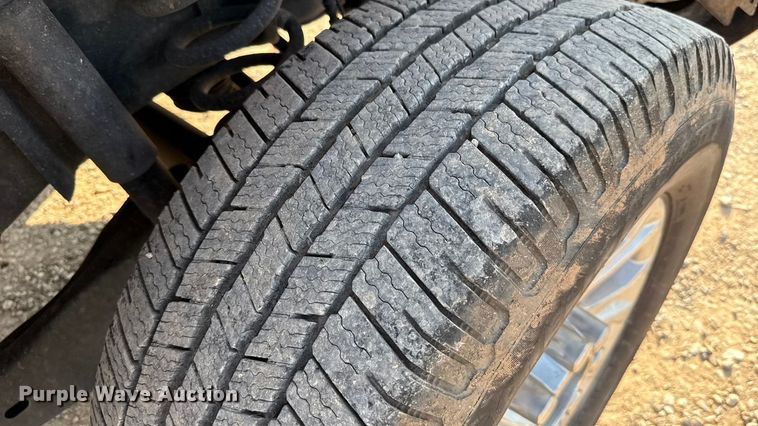 image for item EU2244 2022 Ford F350 Super Duty utility bed pickup truck