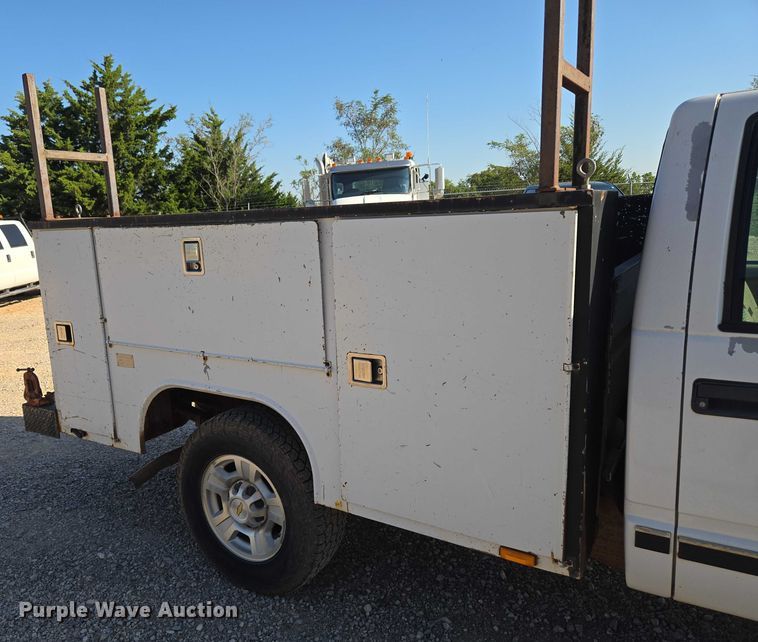 image for item EU3627 2000 Chevrolet K2500 utility bed pickup truck