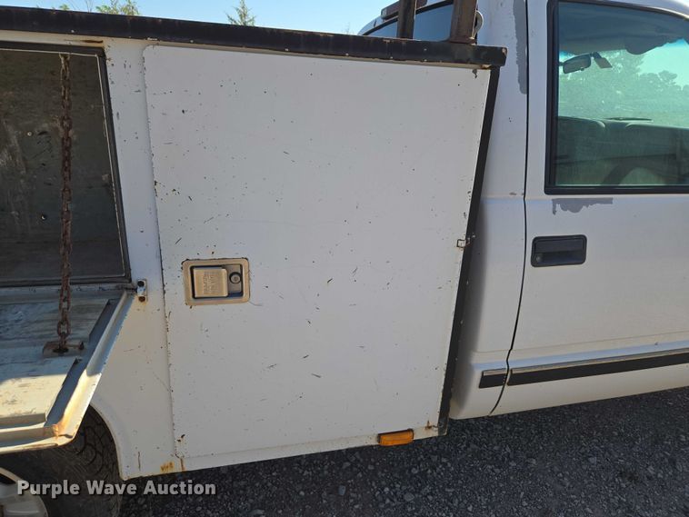 image for item EU3627 2000 Chevrolet K2500 utility bed pickup truck