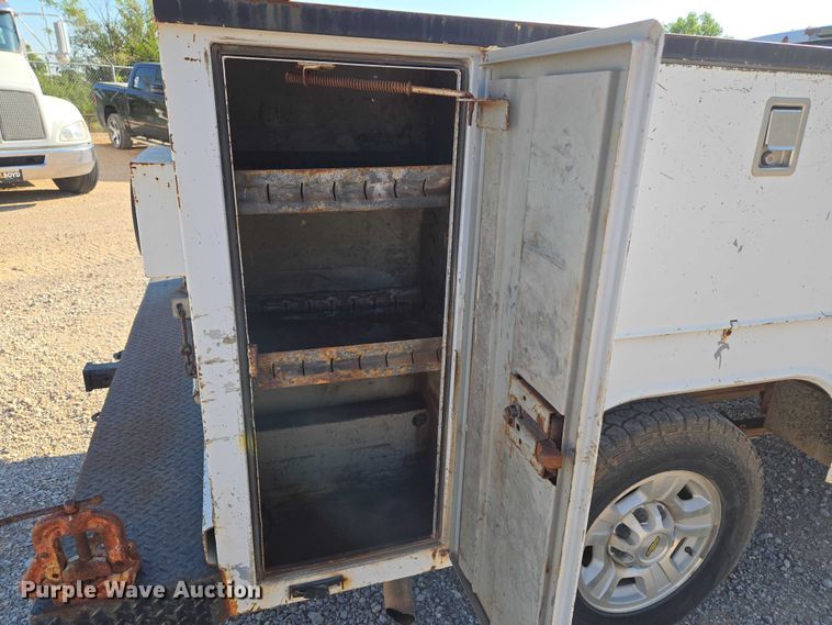 image for item EU3627 2000 Chevrolet K2500 utility bed pickup truck