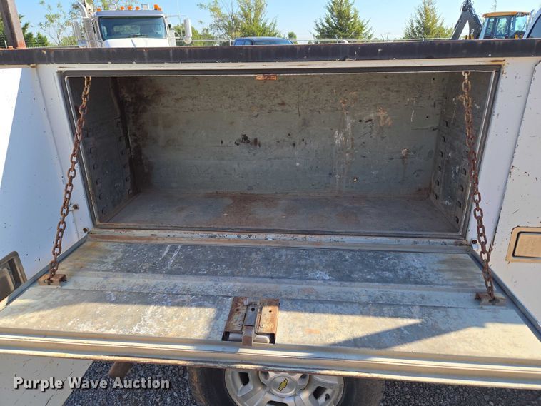 image for item EU3627 2000 Chevrolet K2500 utility bed pickup truck