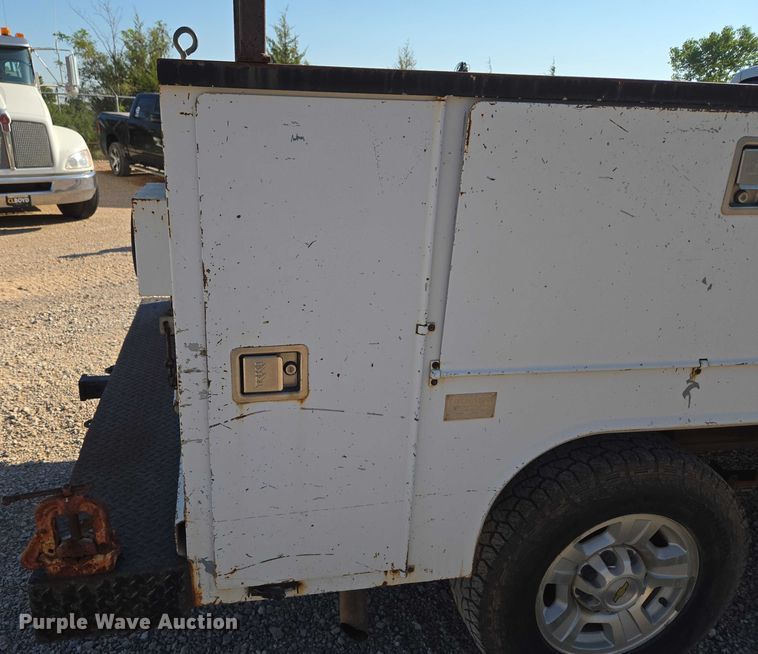 image for item EU3627 2000 Chevrolet K2500 utility bed pickup truck