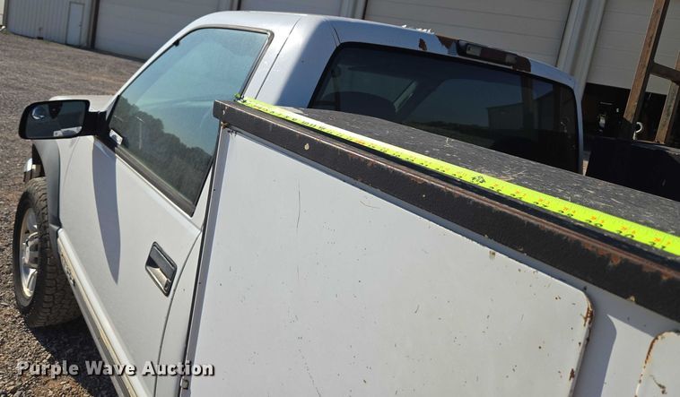 image for item EU3627 2000 Chevrolet K2500 utility bed pickup truck