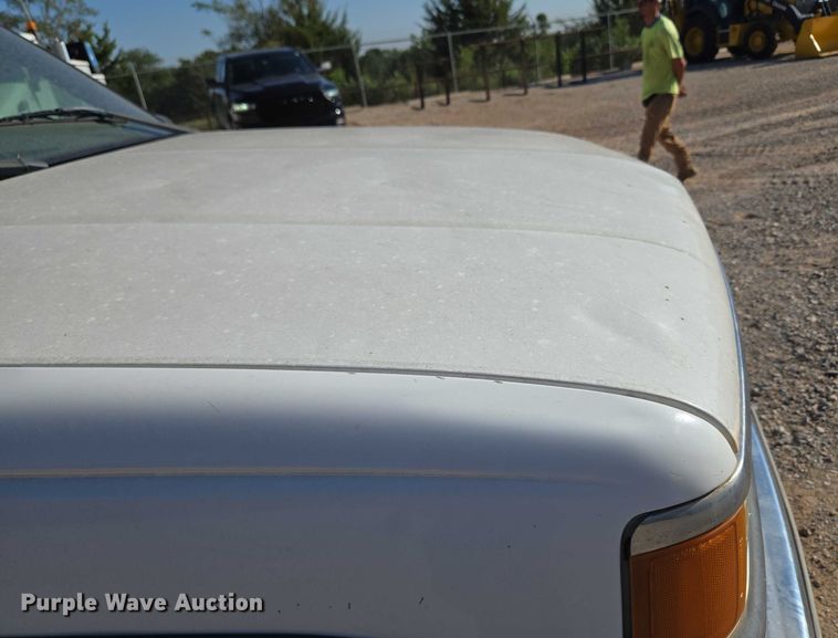 image for item EU3627 2000 Chevrolet K2500 utility bed pickup truck