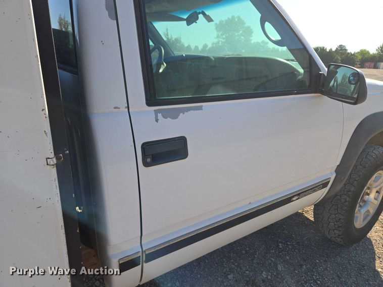 image for item EU3627 2000 Chevrolet K2500 utility bed pickup truck