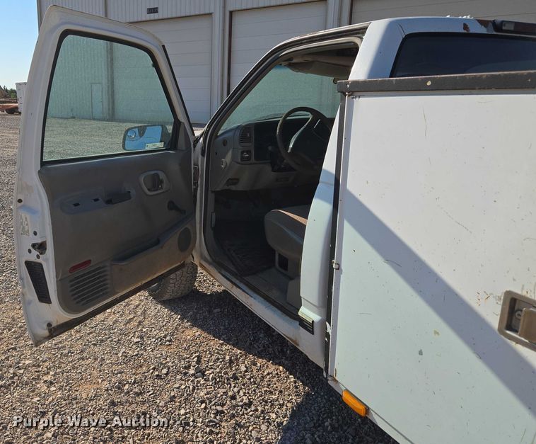 image for item EU3627 2000 Chevrolet K2500 utility bed pickup truck