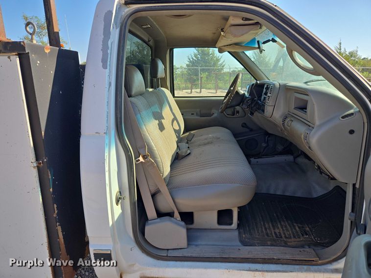 image for item EU3627 2000 Chevrolet K2500 utility bed pickup truck