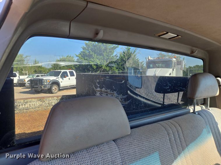 image for item EU3627 2000 Chevrolet K2500 utility bed pickup truck