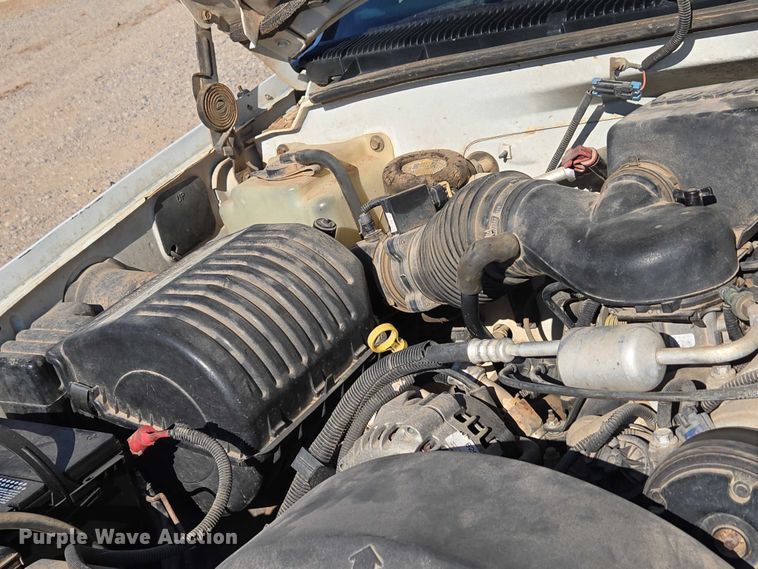 image for item EU3627 2000 Chevrolet K2500 utility bed pickup truck