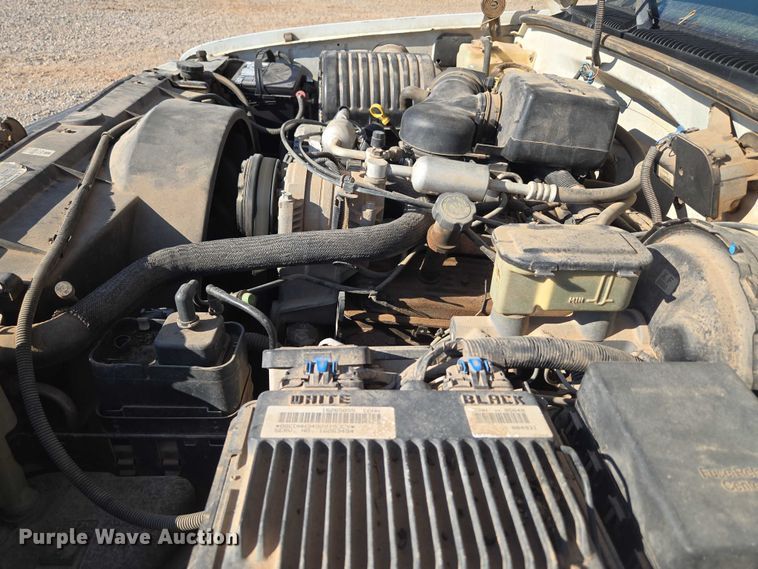 image for item EU3627 2000 Chevrolet K2500 utility bed pickup truck