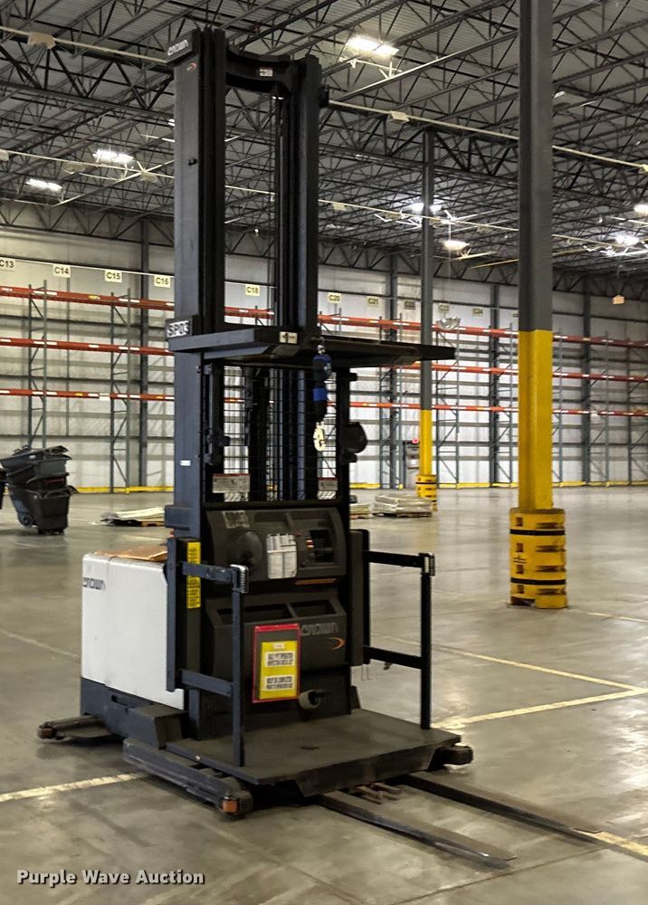 image for item EU4504 2017 Crown SP4050-30 order picker