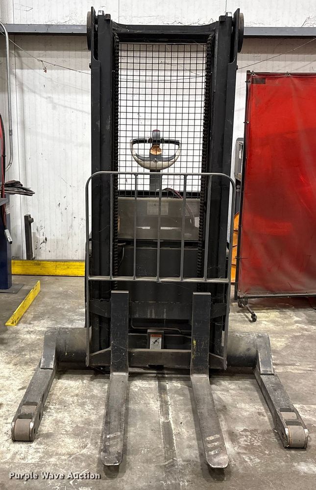 image for item EU4545 2008 Crown SH5520-40 pallet stacker