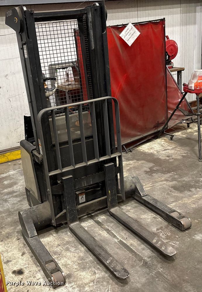 image for item EU4545 2008 Crown SH5520-40 pallet stacker