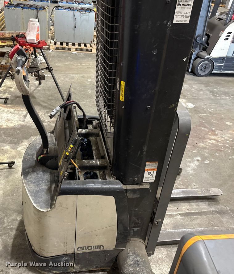 image for item EU4545 2008 Crown SH5520-40 pallet stacker