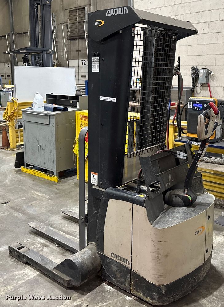 image for item EU4545 2008 Crown SH5520-40 pallet stacker