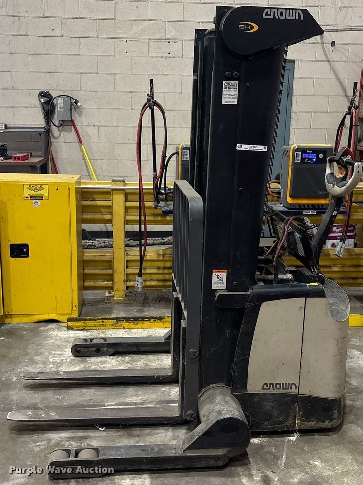 image for item EU4545 2008 Crown SH5520-40 pallet stacker