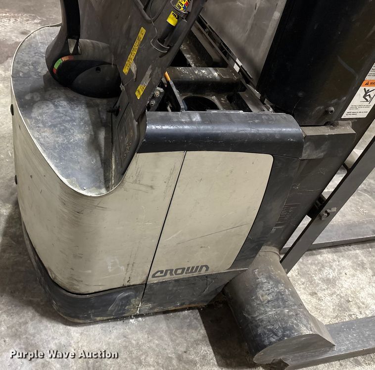 image for item EU4545 2008 Crown SH5520-40 pallet stacker